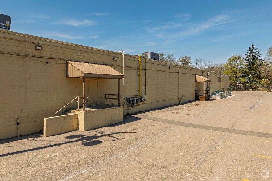 More Photos Of 5015 S Cedar St, Lansing General Retail For Sale