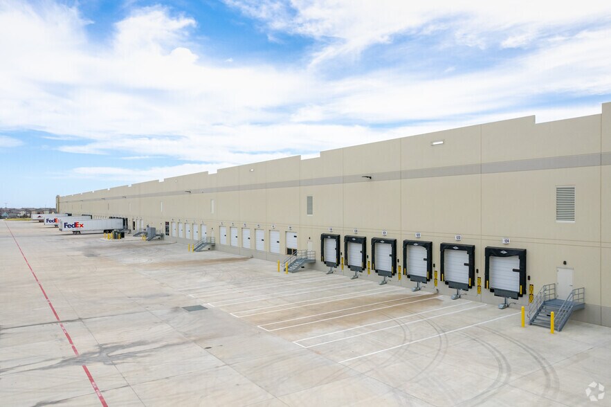 More Photos Of 3101 W Oak St, Denton Distribution For Lease