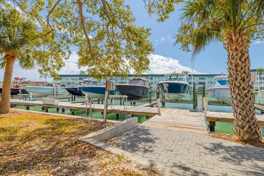 More Photos Of 5814 Skimmer Point S blvd, Gulfport Marina For Sale