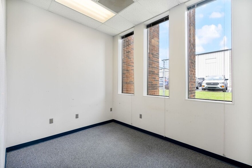 More Photos Of 2800 Diode Ln, Louisville Warehouse For Sale