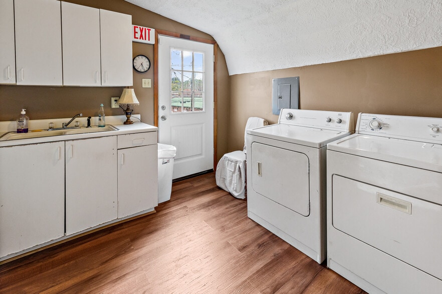 More Photos Of 2048 Winchester Ave, Ashland General Retail For Sale