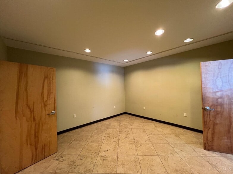 More Photos Of 885 Ohio Pike, Cincinnati Showroom For Lease