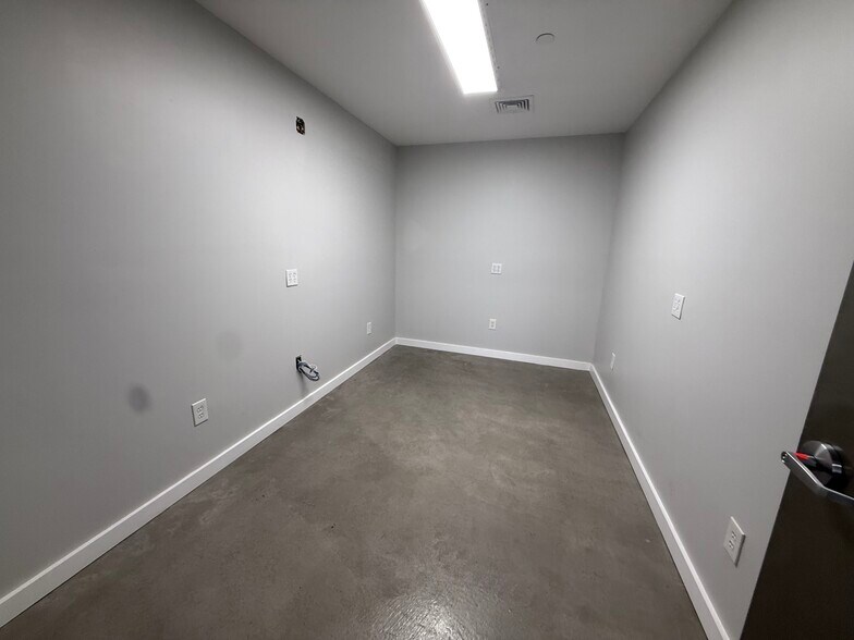 More Photos Of 1539 Covert St, Ridgewood Warehouse For Lease