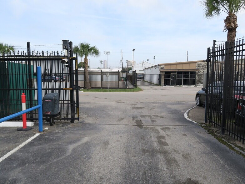 More Photos Of 5715 Star Ln, Houston Warehouse For Lease