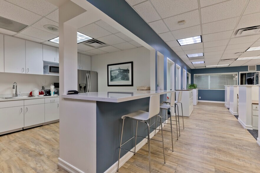 More Photos Of 15101 W Sunset Blvd, Pacific Palisades Freestanding For Sale