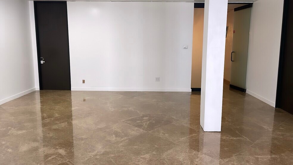 More Photos Of 8403 Westglen Dr, Houston Flex For Sale