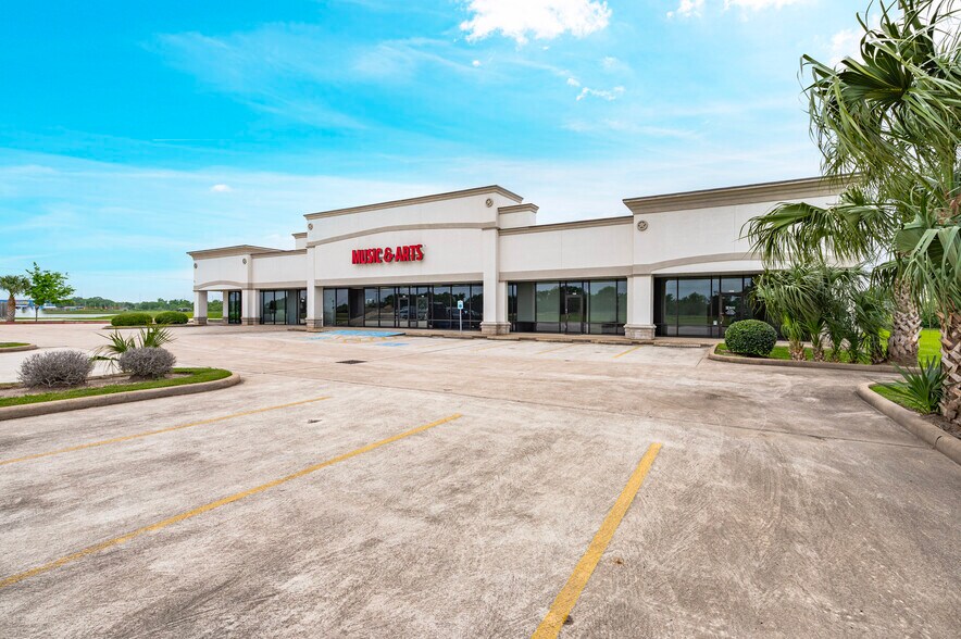 More Photos Of 2101 Highway 35 Byp N, Alvin General Retail For Lease