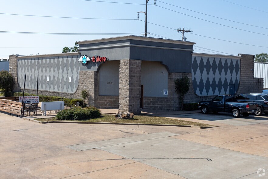 Primary Photo Of 8301 Glade Ave, Oklahoma City Restaurant For Lease