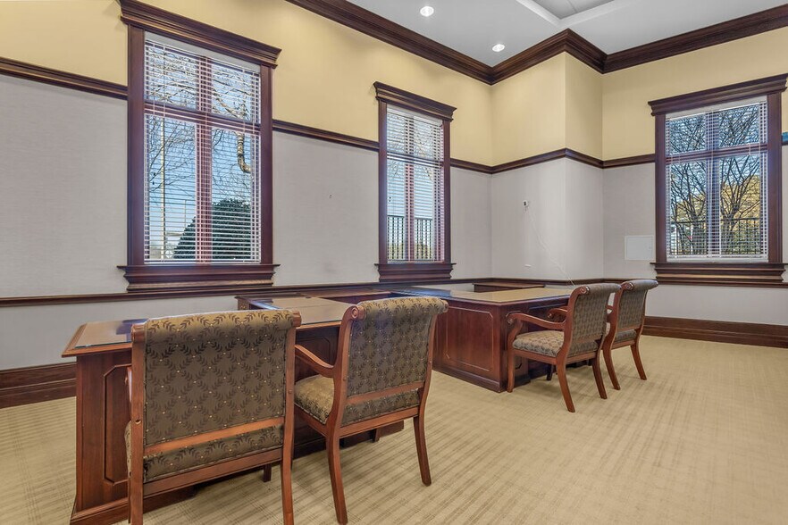 More Photos Of 5800 W Northwest Hwy, Dallas Office For Sale