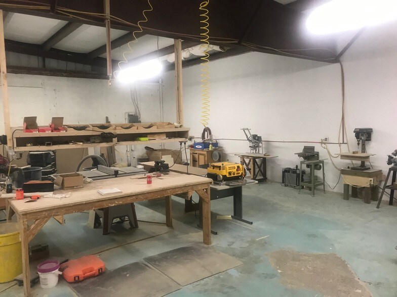 More Photos Of 108 E Southport, Dothan Light Distribution For Sale