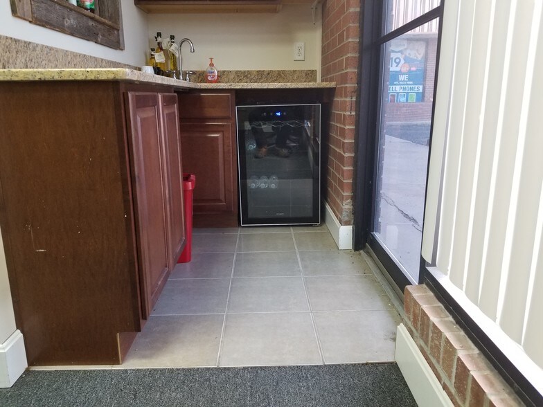 More Photos Of 3100-3102 S 24th St, Kansas City Storefront Retail Office For Lease