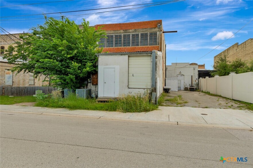 More Photos Of 119 E Main St, Cuero General Retail For Sale