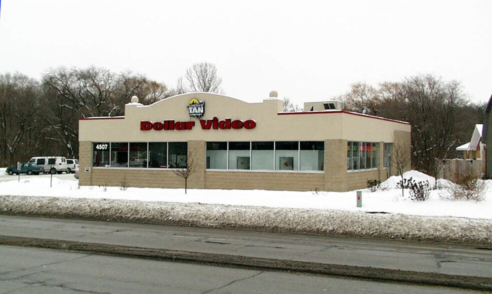 More Photos Of 4507 W Elm St, McHenry Freestanding For Sale