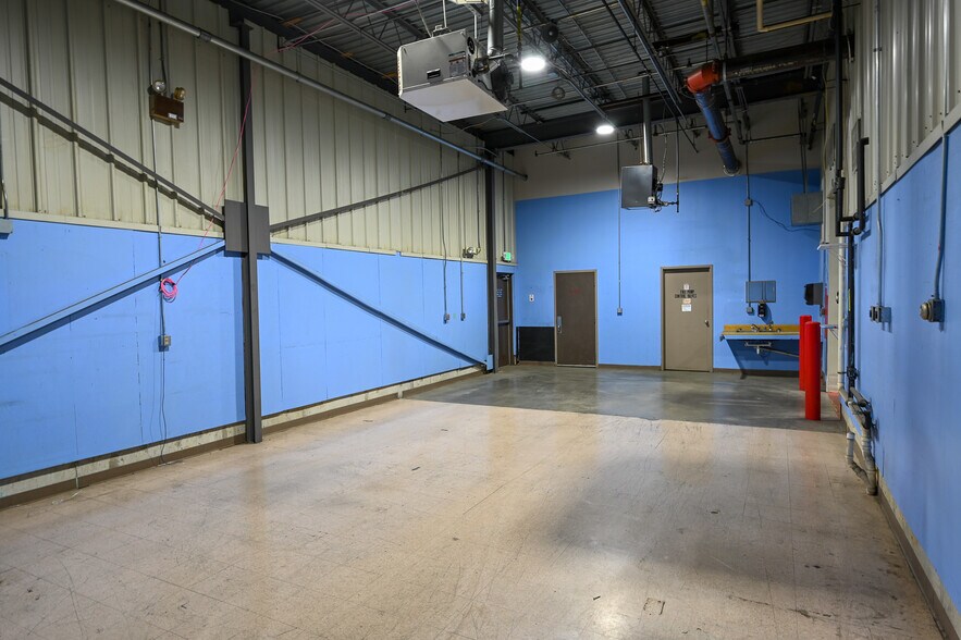 More Photos Of 225 N Daniels Way, Bloomington Refrigeration Cold Storage For Lease