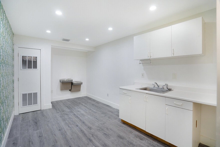 More Photos Of 10200 NW 25th St, Doral Light Distribution For Sale
