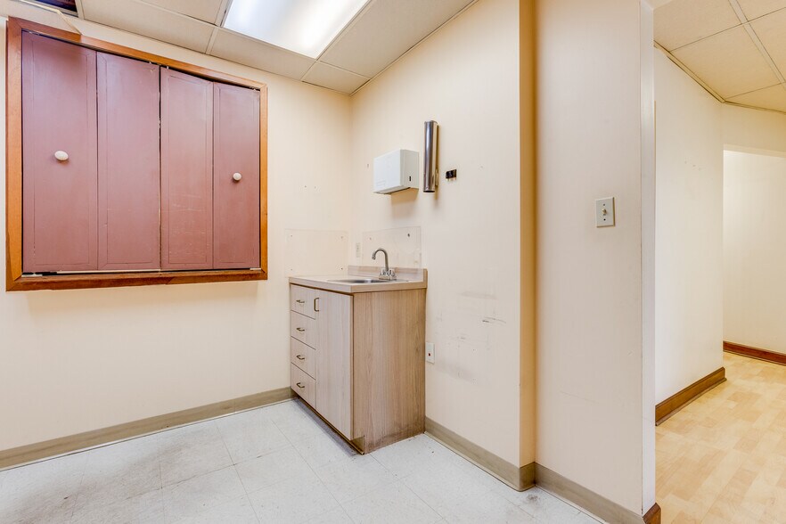 More Photos Of 6300 Forward Ave, Pittsburgh Storefront Retail Residential For Lease