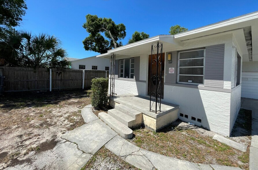 More Photos Of 541 49th St S, Saint Petersburg Showroom For Lease