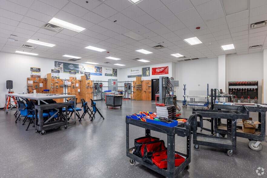 More Photos Of 1315 W Drivers Way, Tempe Research And Development For Lease