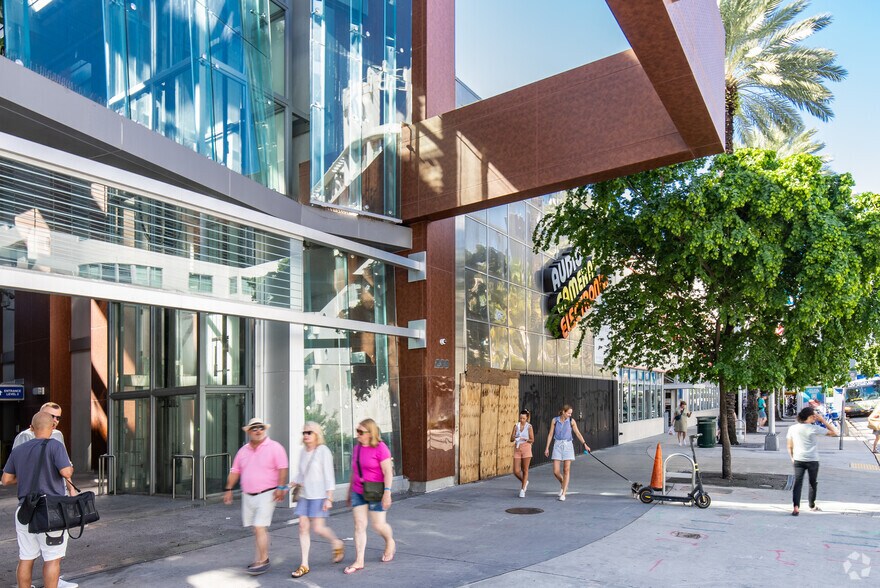 More Photos Of 298 Lincoln Rd, Miami Beach Storefront For Sale