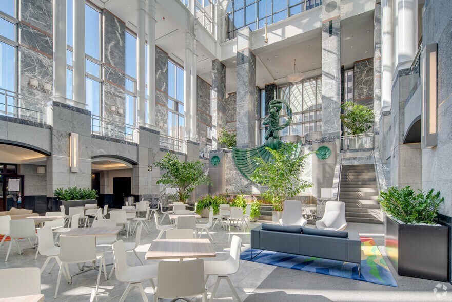 More Photos Of 311 S Wacker Dr, Chicago Office For Lease