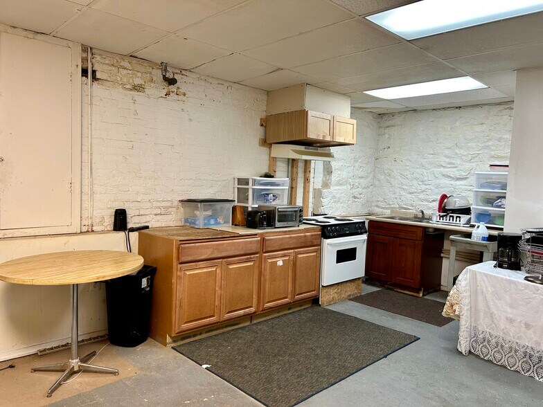 More Photos Of 1138-1140 W Hollins St, Baltimore Storefront Retail Office For Lease