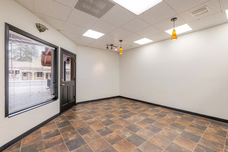 More Photos Of 220 W Cascade Ave, Sisters Storefront Retail Office For Lease