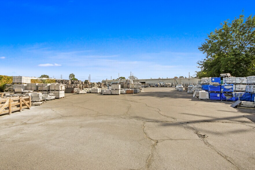 More Photos Of 901 E Cerritos Ave, Anaheim Manufacturing For Lease