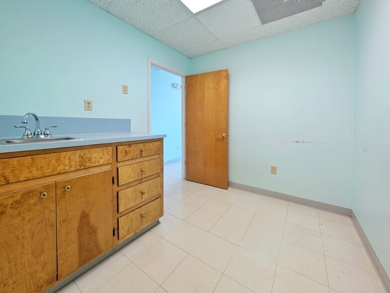 More Photos Of 1208 E Main St, Luray Flex For Sale