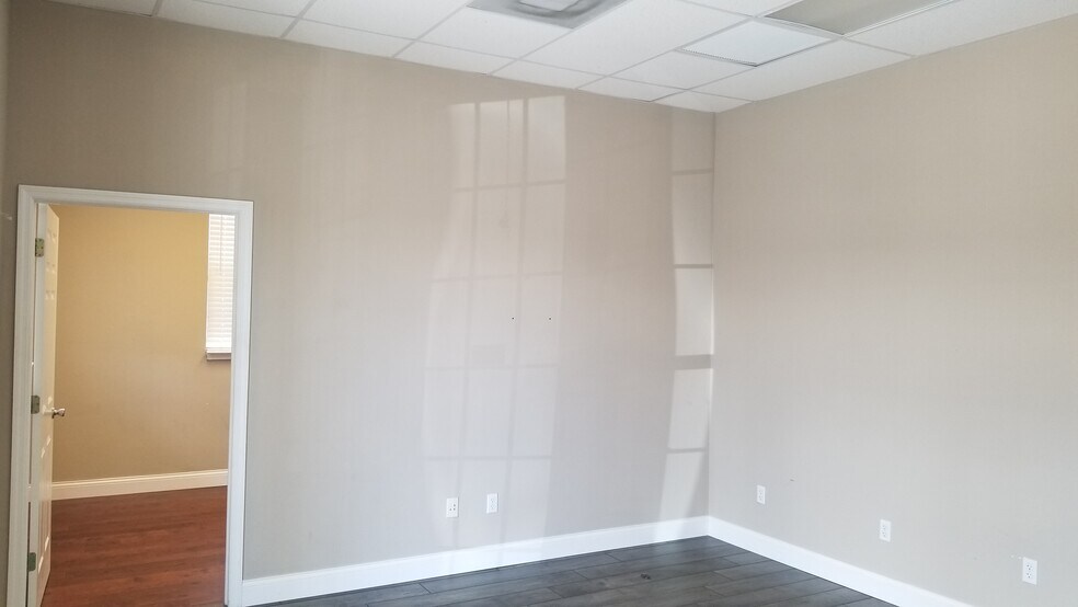 More Photos Of 5471 Lee St, Lehigh Acres Showroom For Lease