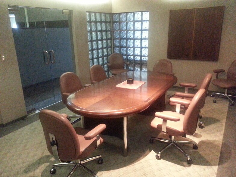 More Photos Of 3251 S Zuni St, Englewood Showroom For Sale