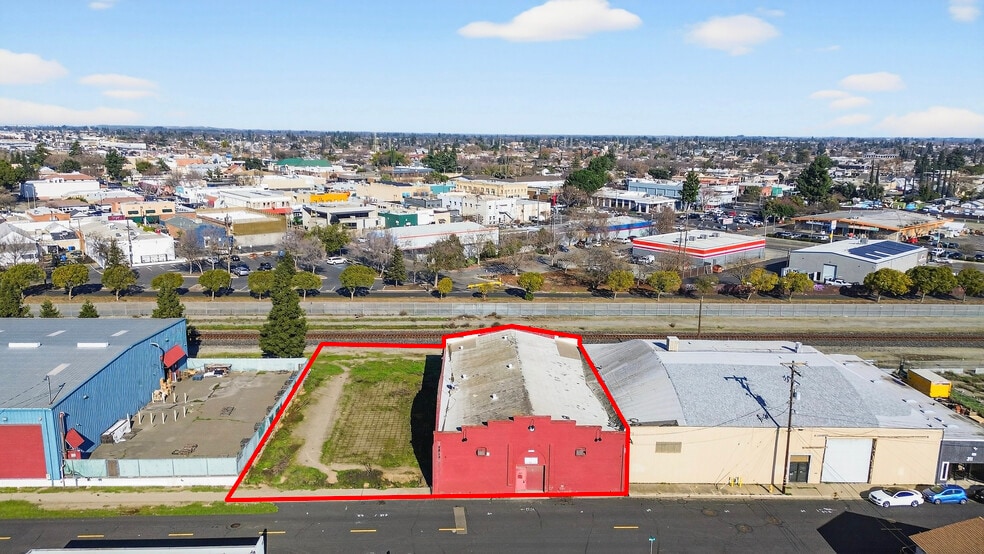 More Photos Of 221 Oak St, Manteca Warehouse For Sale