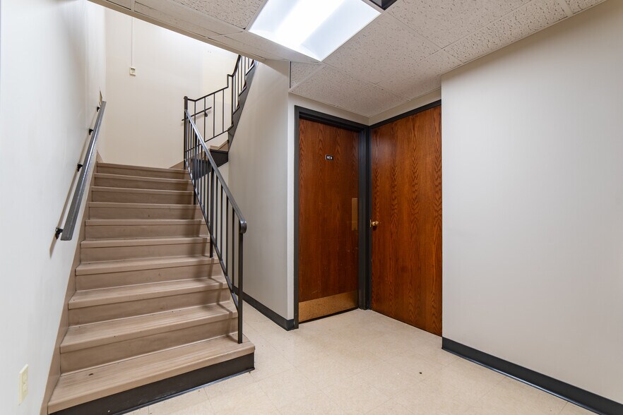 More Photos Of 2700 S Saint Peters Pky, Saint Peters Bank For Sale