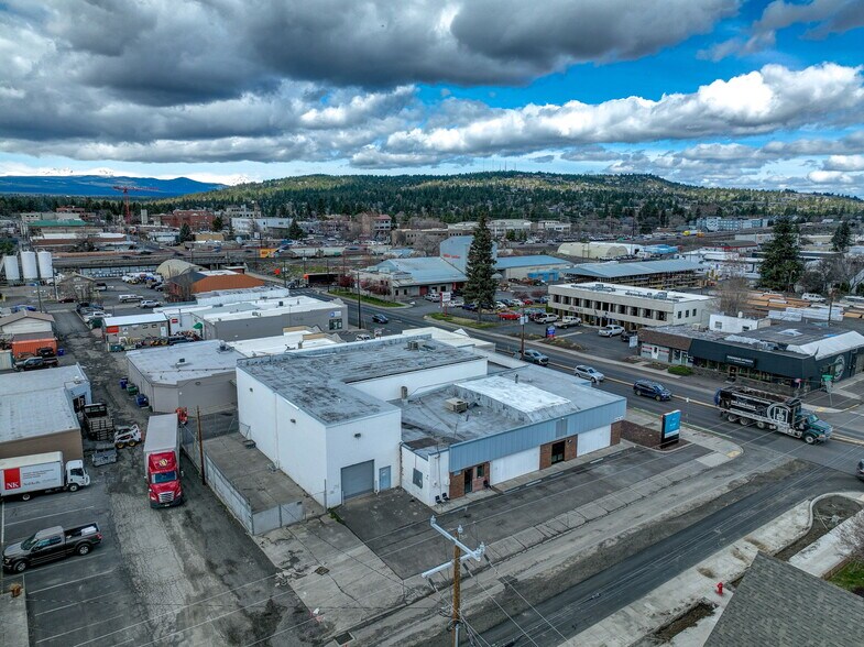 More Photos Of 999 NE 2nd St, Bend Freestanding For Lease