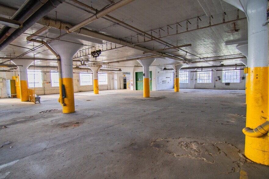 More Photos Of 1439 Sunset Blvd, Steubenville Flex For Sale