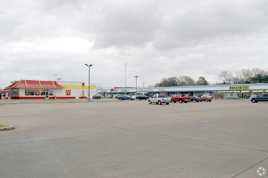 More Photos Of 1200 N Mechanic St, El Campo Unknown For Lease