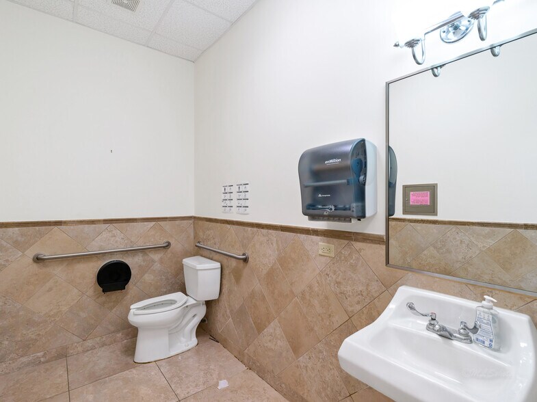 More Photos Of 714 S Peek Rd, Katy Medical For Lease