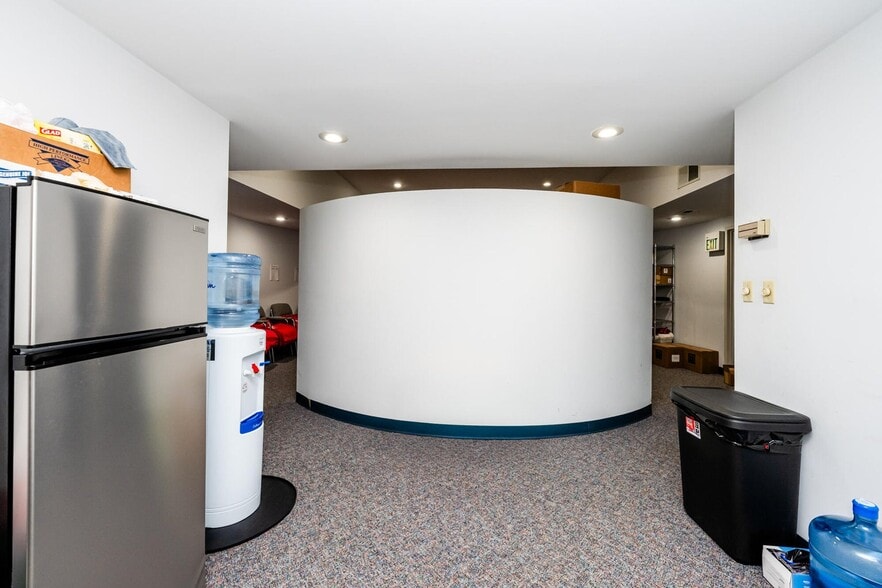 More Photos Of 2300 Pipestone Rd, Benton Harbor Office For Sale