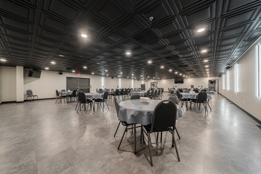 More Photos Of 689 Broadway, Berlin Restaurant For Sale
