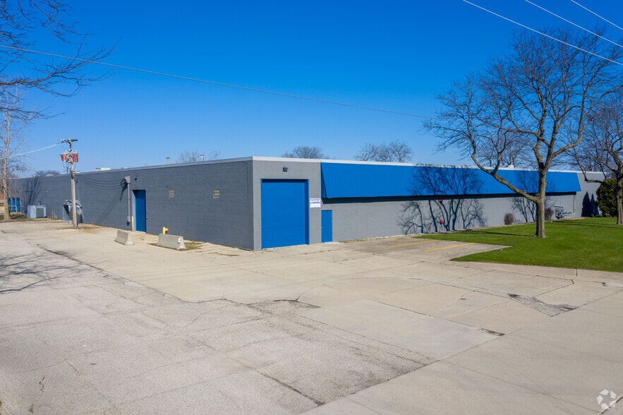 More Photos Of 3401-3411 Commercial Ave, Northbrook Warehouse For Sale