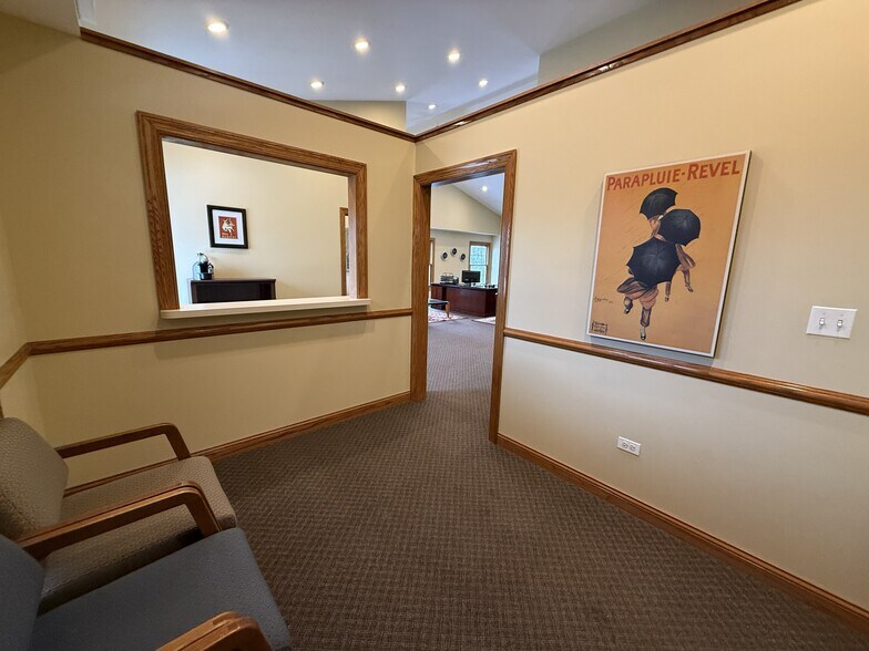 More Photos Of 301 Peterson Rd, Libertyville Medical For Lease