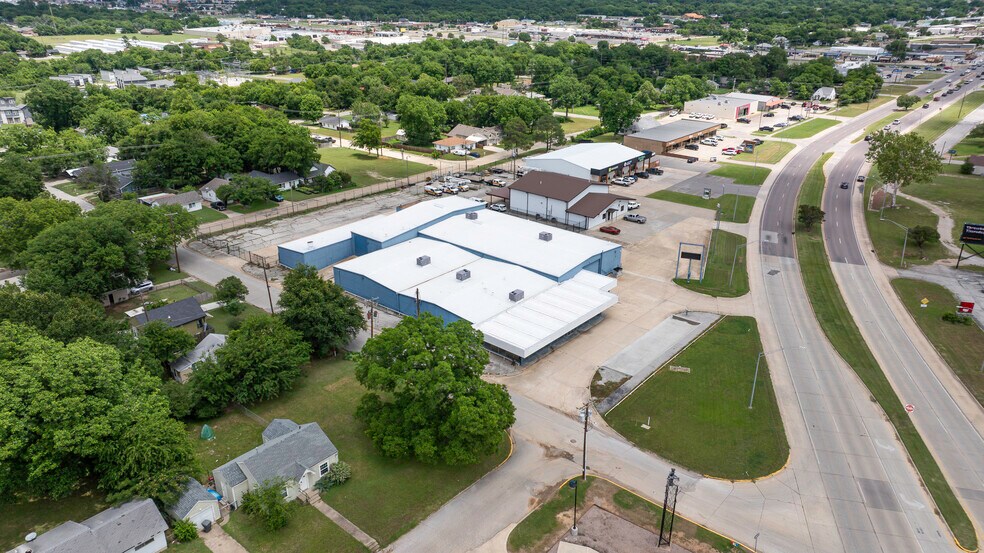 More Photos Of 1511 W Broadway St, Ardmore Auto Dealership For Sale