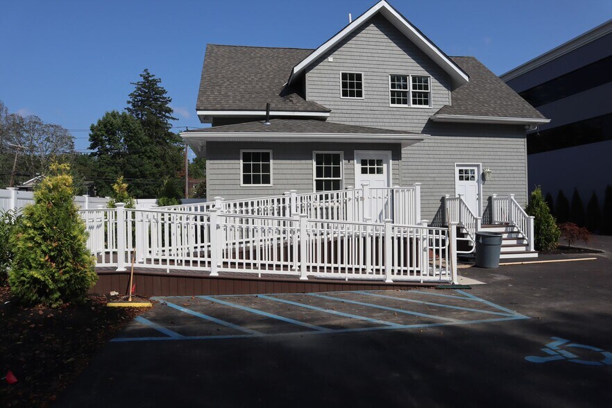 More Photos Of 94 Maple Ave, Smithtown Office For Lease