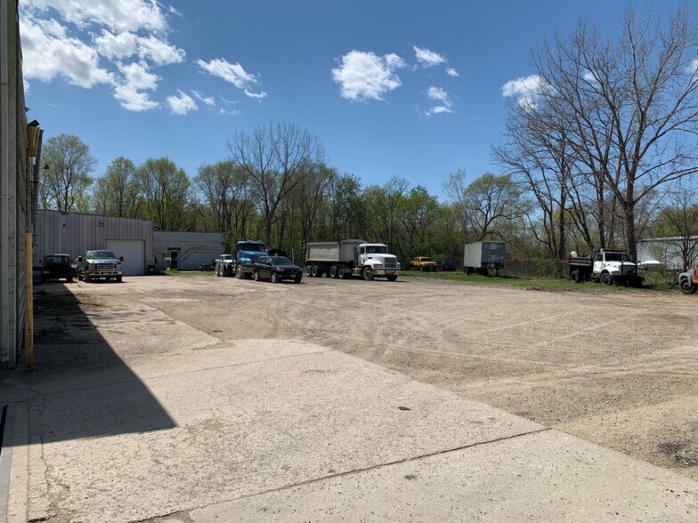 More Photos Of 5700 Walnut St, Richmond Warehouse For Lease