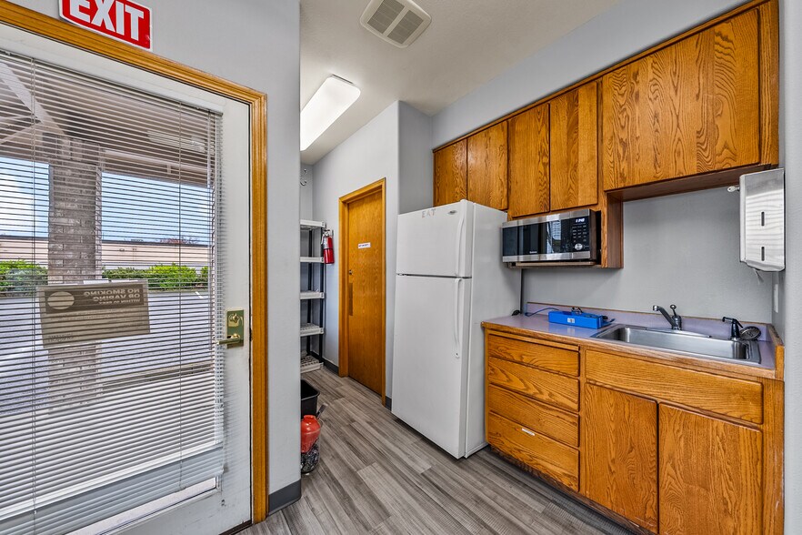 More Photos Of 925 Town Centre Dr, Medford Medical For Lease