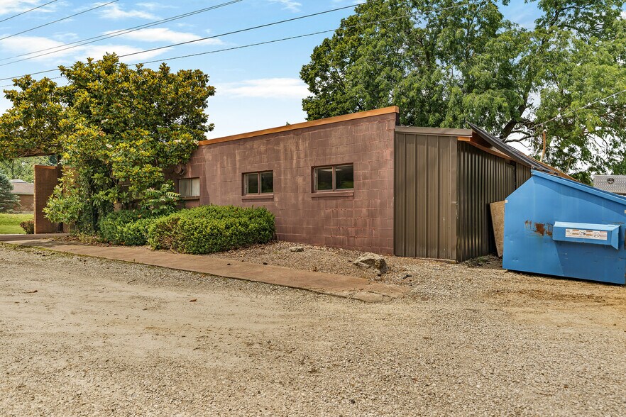 More Photos Of 1401 E Main St, Linn Flex For Sale