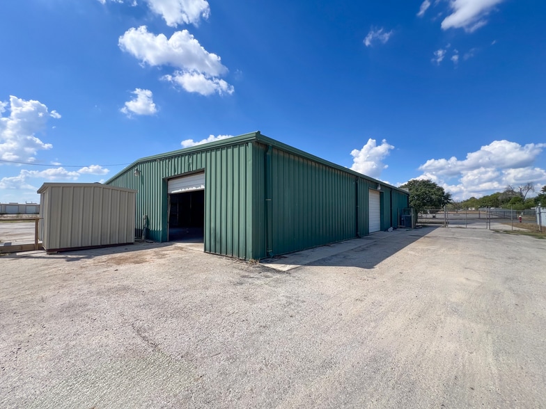 More Photos Of 132 Nell Deane Blvd, Schertz Warehouse For Lease