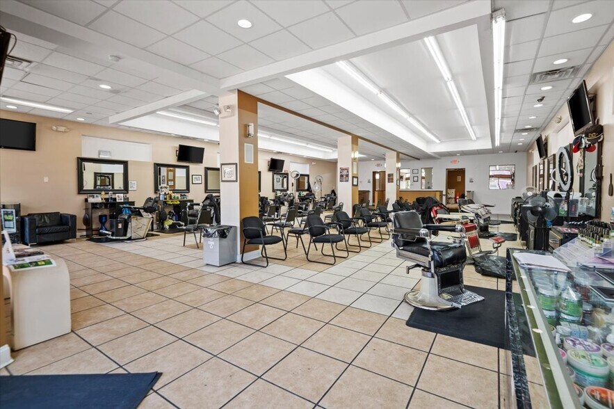 More Photos Of 103-105 W Brookland Park Blvd, Richmond General Retail For Sale
