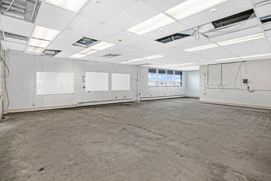 More Photos Of 3333 W Lake St, Chicago Manufacturing For Lease