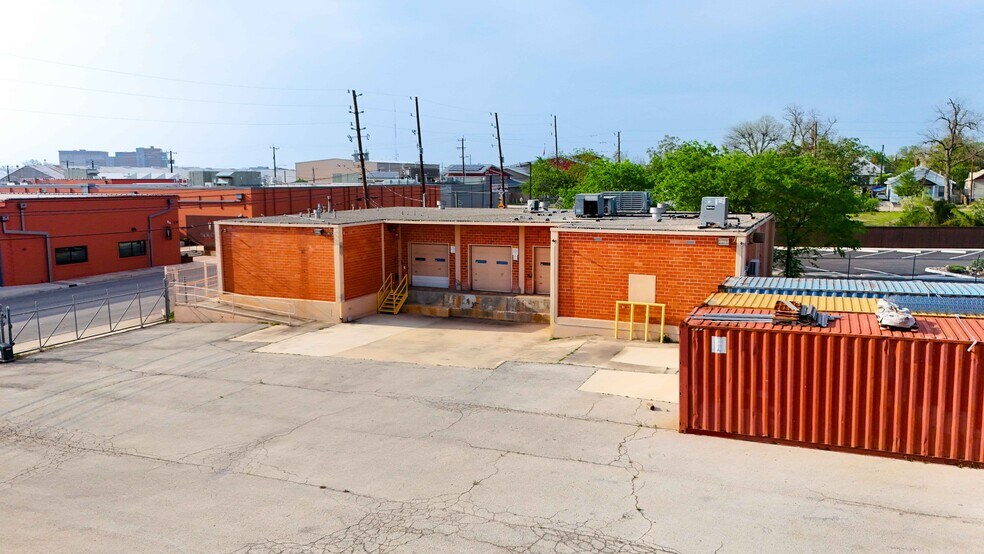 More Photos Of 1403 E Houston St, San Antonio Flex For Lease