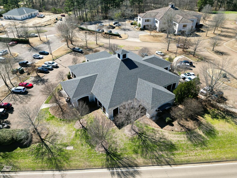 More Photos Of 601 Crescent Blvd, Ridgeland Office For Lease